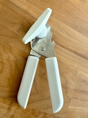 White Can Opener with Ergonomic Handles: The Pampered Chef